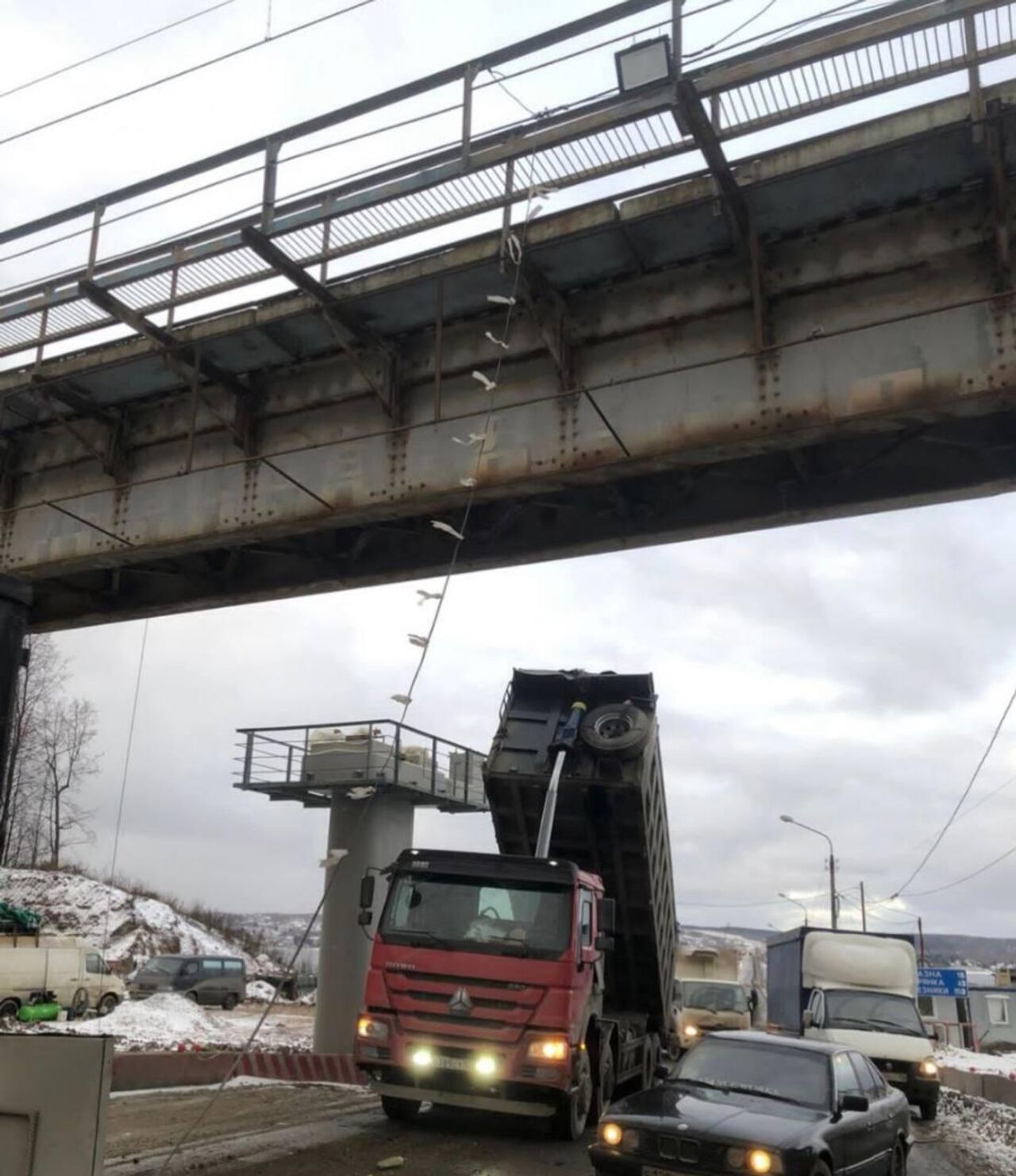 В Перми грузовик с поднятым кузовом снес железнодорожный мост - РИА  Новости, 15.11.2022