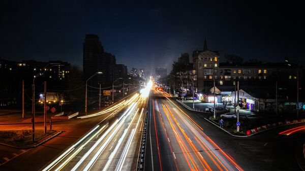 Автомобильное движение в ночном Киеве