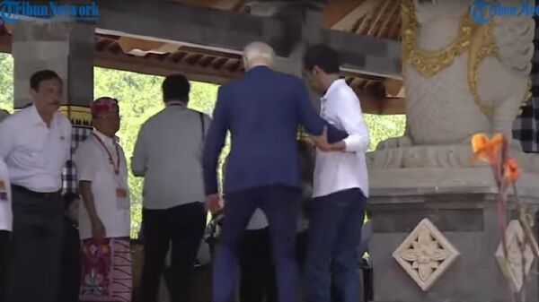 Байден оступился на лестнице на Бали