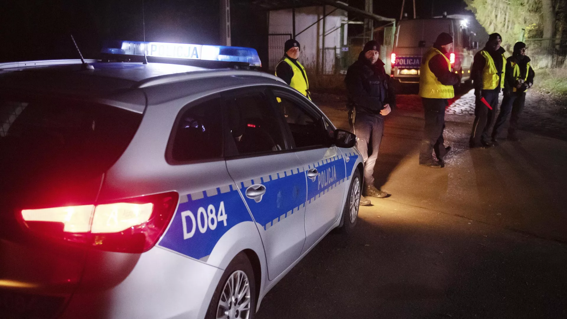 Сотрудники полиции возле зернового склада в населенном пункте Пшеводув, Польша Сотрудники полиции возле зернового склада в населенном пункте Пшеводув, Польша - РИА Новости, 1920, 16.11.2022