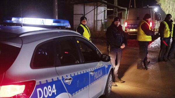 Сотрудники полиции возле зернового склада в населенном пункте Пшеводув, Польша