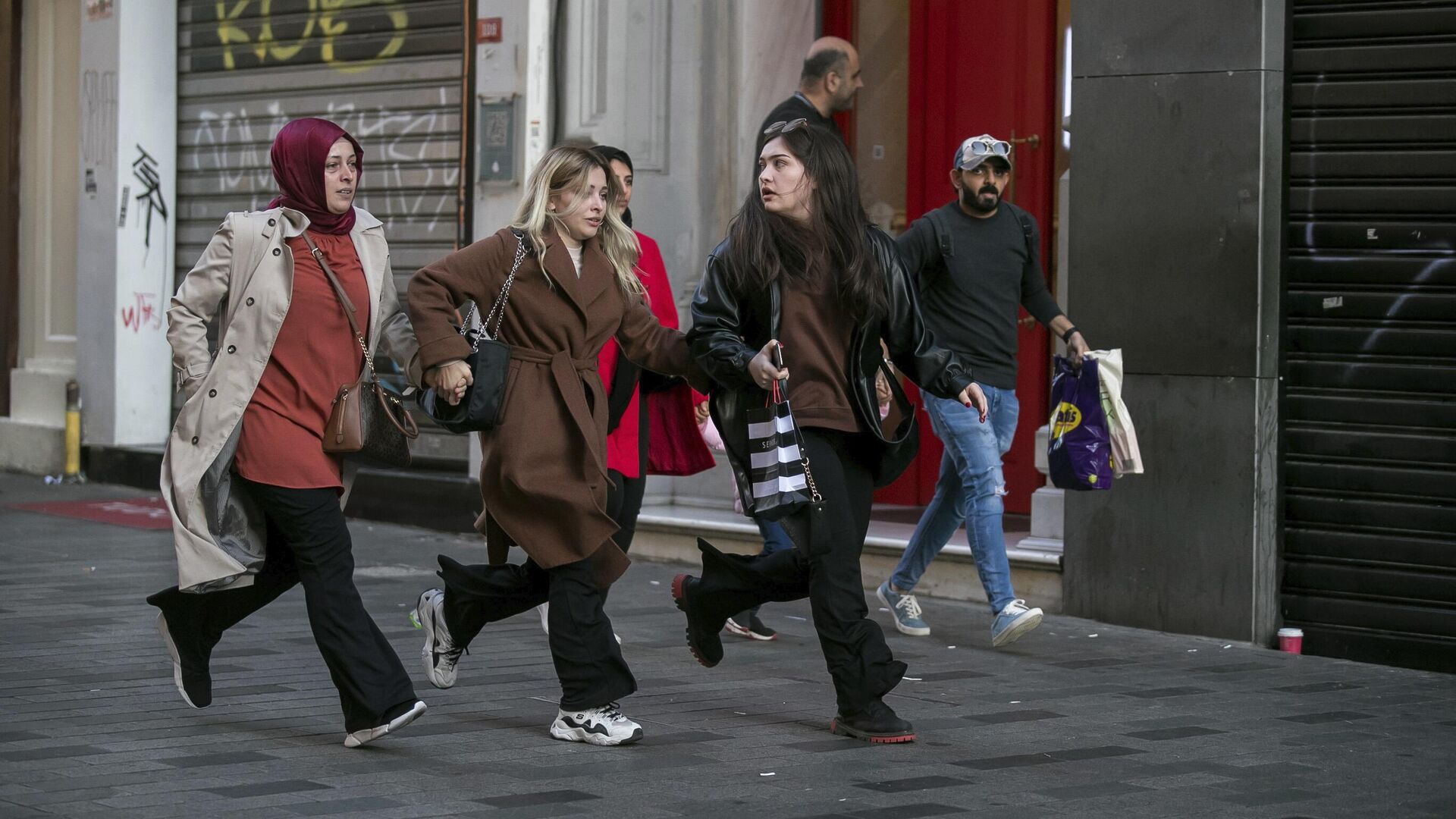 Люди убегают из района туристической улицы Истикляль в Стамбуле, где прогремел взрыв. 13 ноября 2022 - РИА Новости, 1920, 16.11.2022