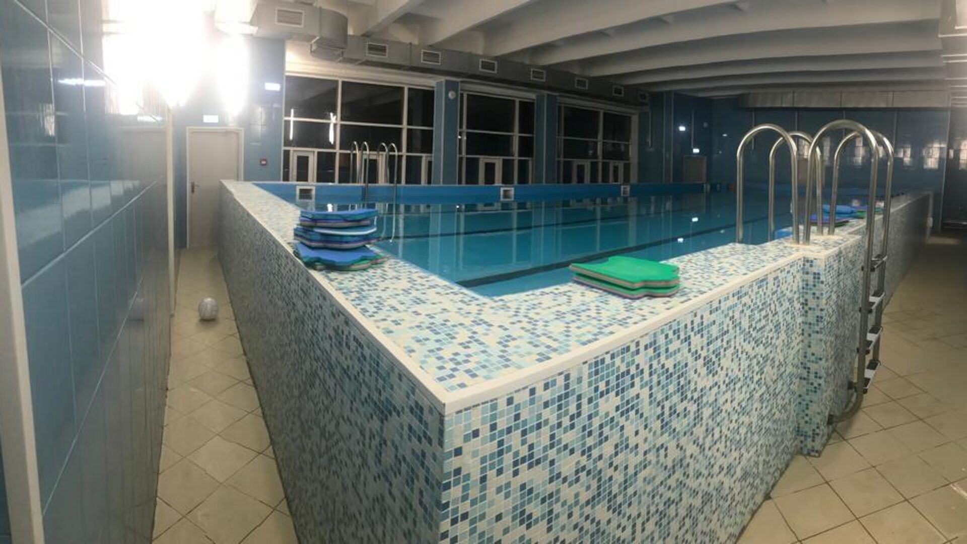 Swimming pool in one of the Novosibirsk schools, in which a student was found unconscious during a physical education class - RIA Novosti, 1920, 11/16/2022