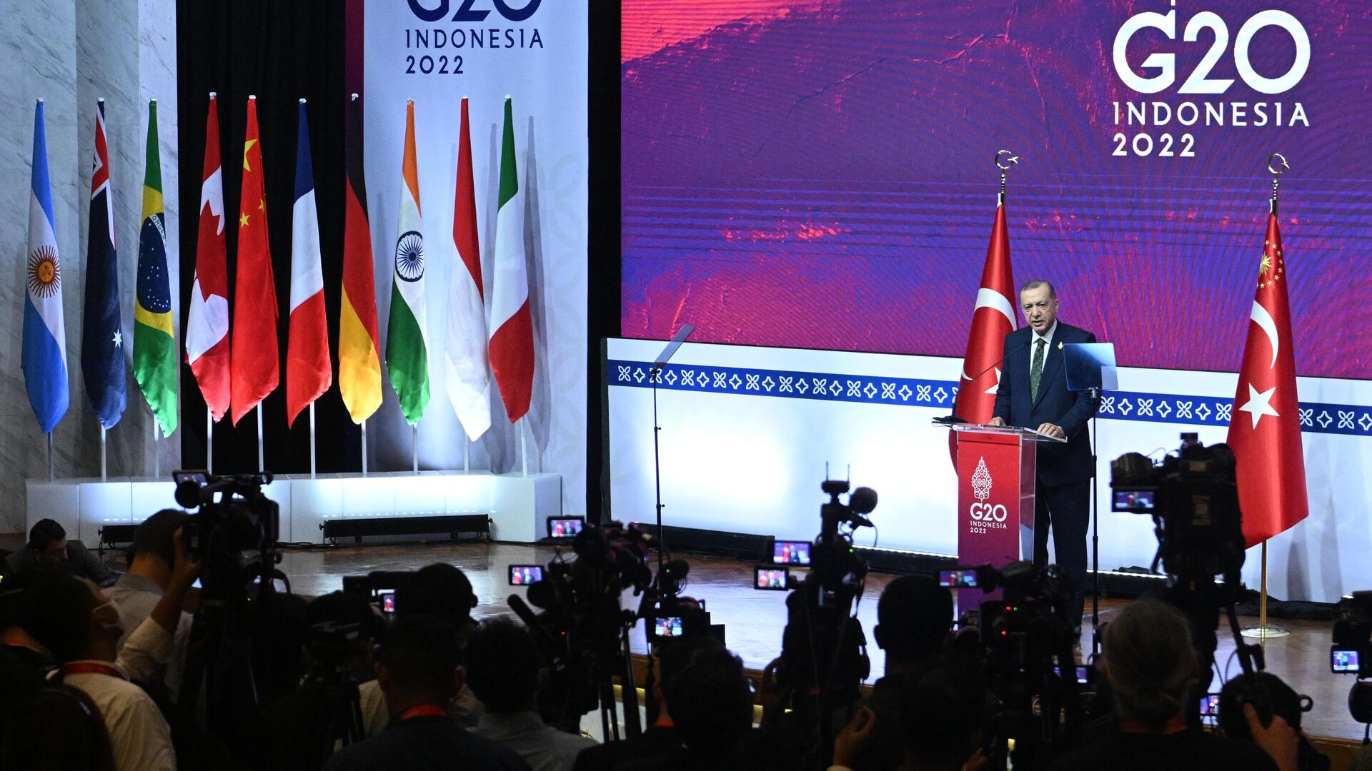 Президент Турции Реджеп Тайип Эрдоган выступает на пресс-конференции во время саммита G20 на Бали - РИА Новости, 1920, 16.11.2022