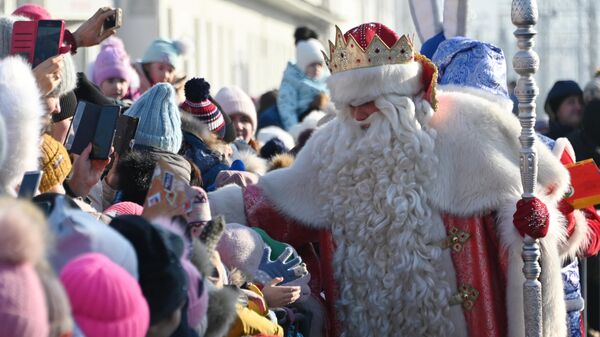Дед Мороз приветствует детей