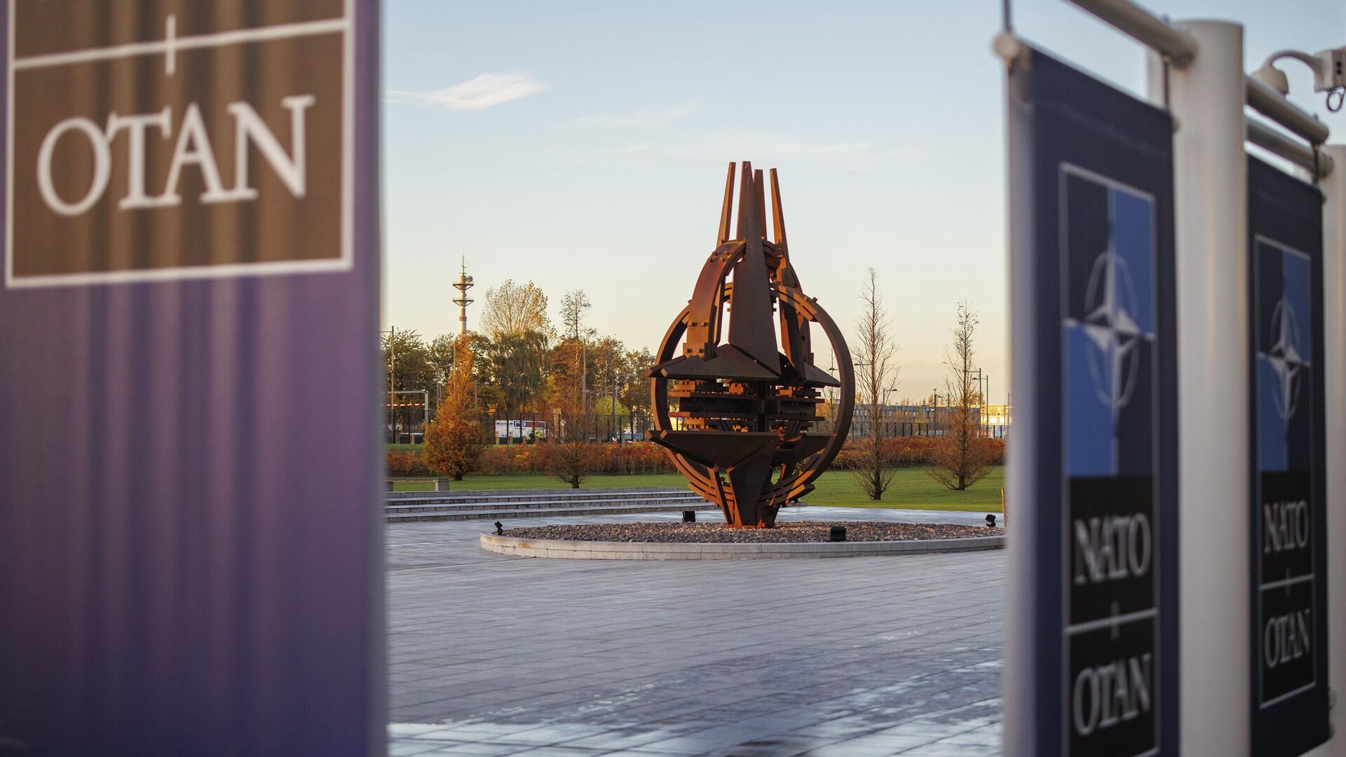 Скульптура у здания штаб-квартиры НАТО в Брюсселе - РИА Новости, 1920, 13.01.2023