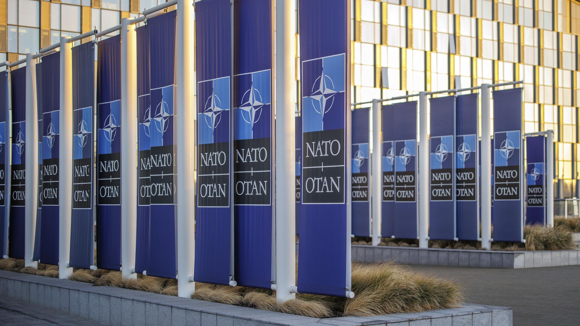 Баннеры у здания штаб-квартиры НАТО в Брюсселе - РИА Новости, 1920, 17.04.2024