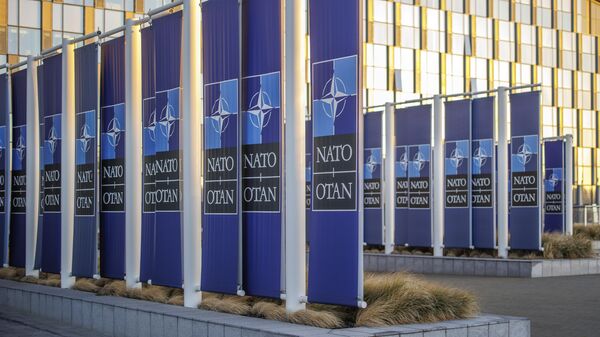Баннеры у здания штаб-квартиры НАТО в Брюсселе