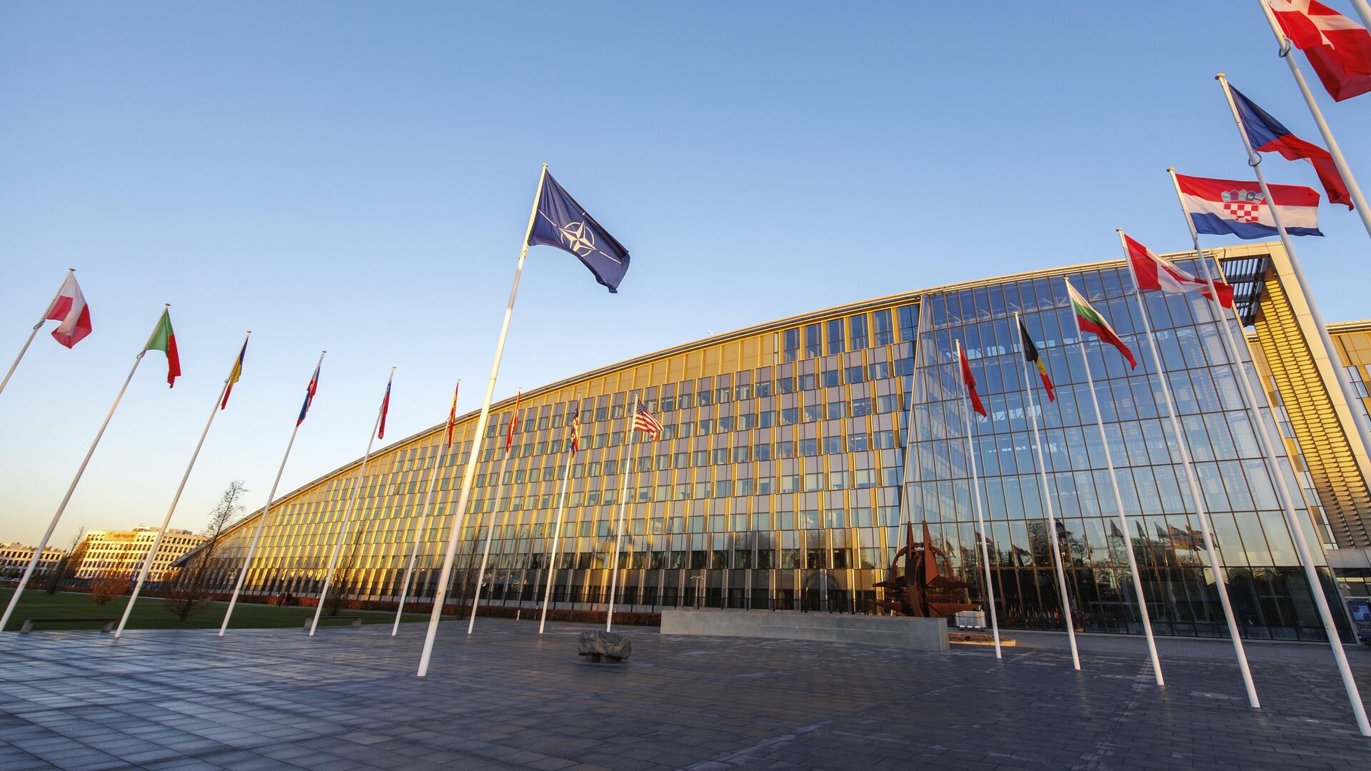 Флаги у здания штаб-квартиры НАТО в Брюсселе - РИА Новости, 1920, 12.01.2023