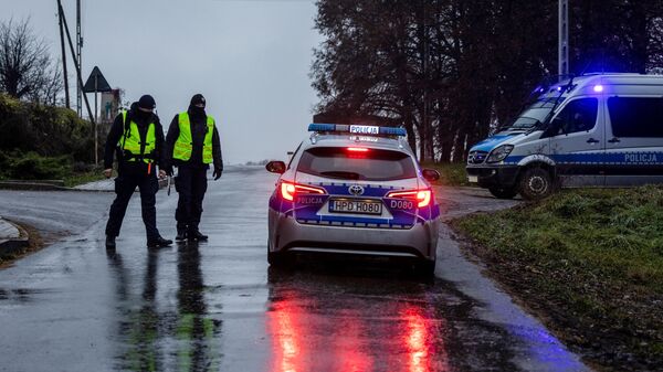 Польские полицейские на дороге в районе населенного пункта Пшеводув