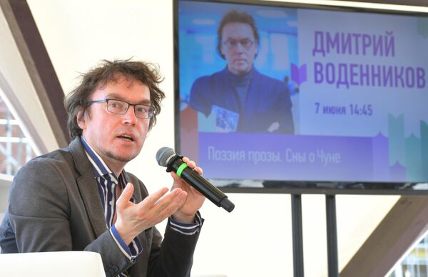 Писатель Дмитрий Воденников на ежегодном российском книжном фестивале на Красной площади