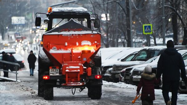 Спецтехника коммунальных служб обрабатывает противогололедными реагентами пешеходную часть дороги на Ленинском проспекте в Москве