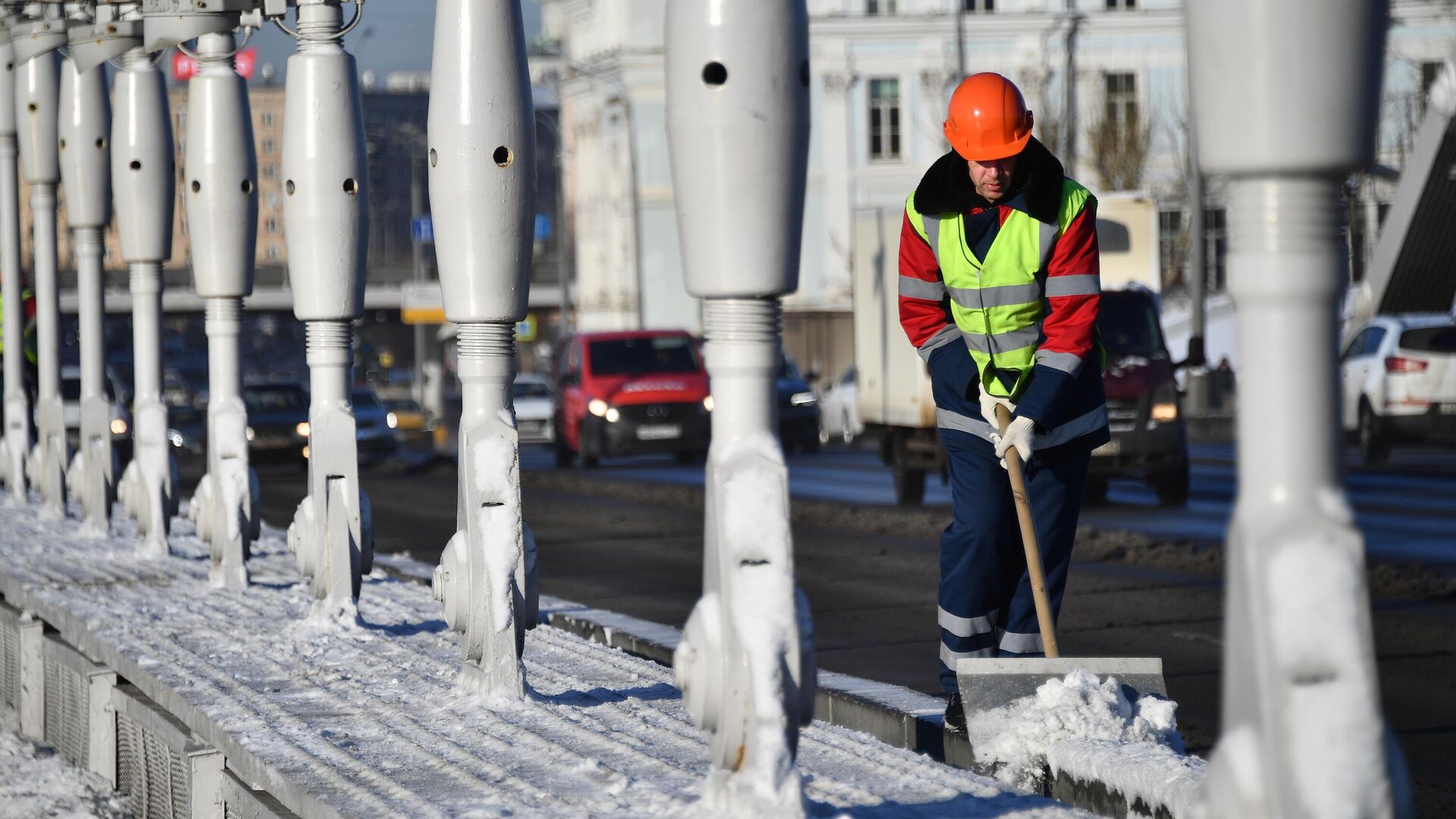 Сотрудник коммунальных служб чистит снег на Крымском мосту в Москве - РИА Новости, 1920, 13.12.2022