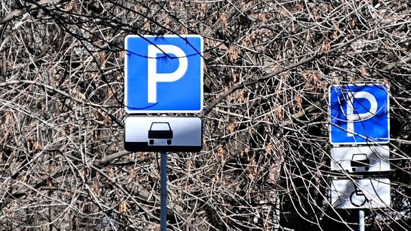 Дорожный знак Парковка на одной из улиц в Москве