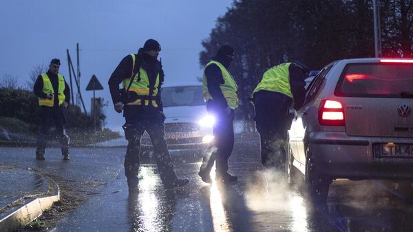 Польские полицейские на дороге в районе населенного пункта Пшеводув