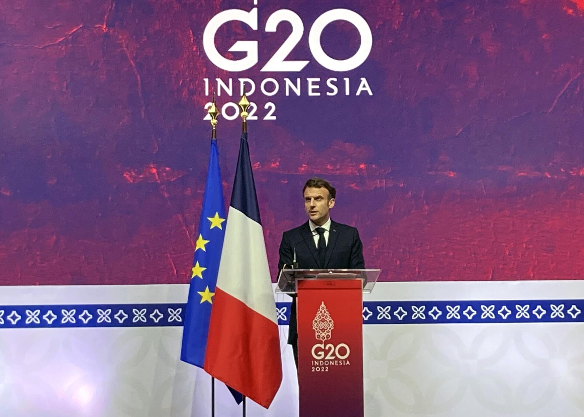Президент Франции Эммануэль Макрон выступает на пресс-конференции во время саммита G20 на Бали - РИА Новости, 1920, 02.12.2022