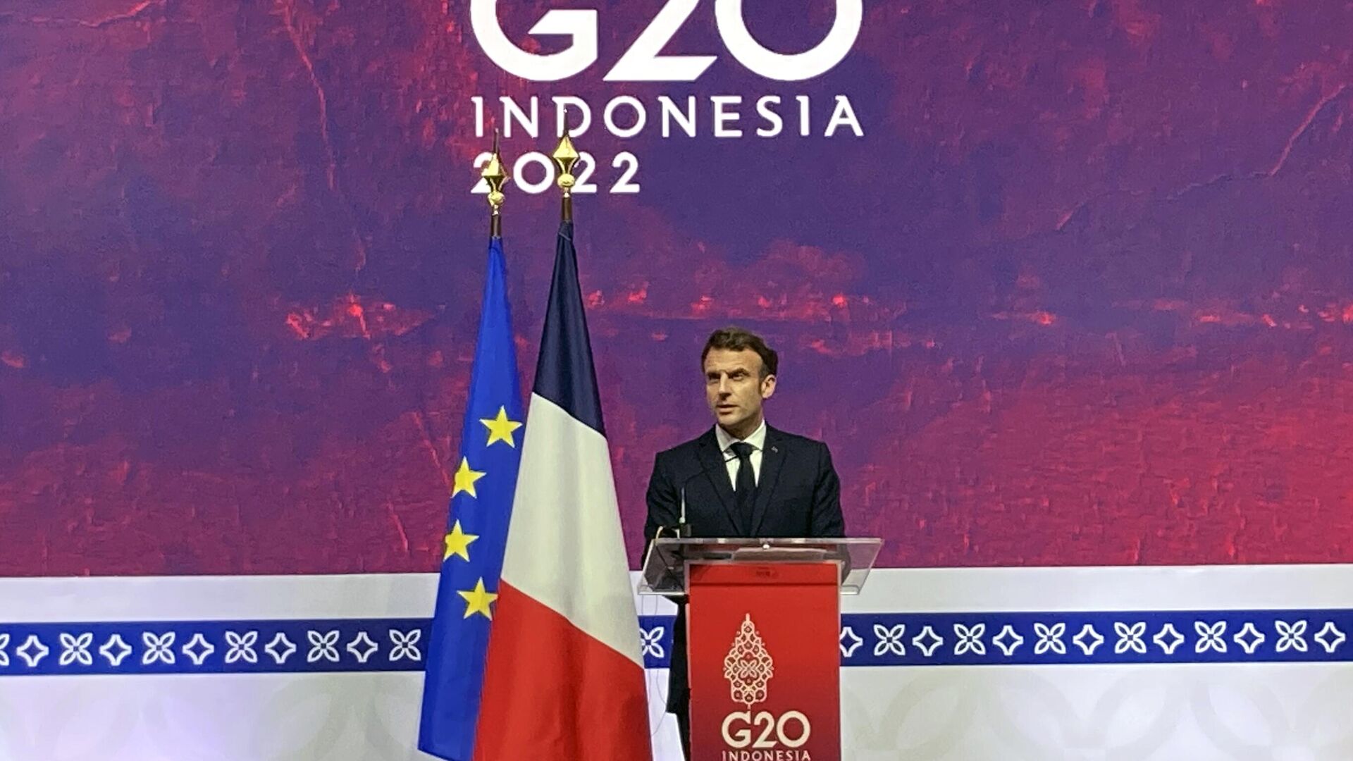 Президент Франции Эммануэль Макрон выступает на пресс-конференции во время саммита G20 на Бали - РИА Новости, 1920, 16.11.2022