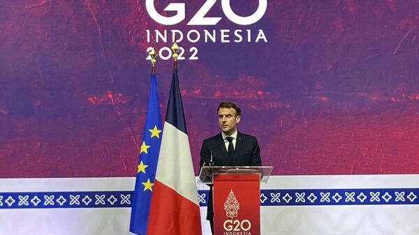 Президент Франции Эммануэль Макрон выступает на пресс-конференции во время саммита G20 на Бали