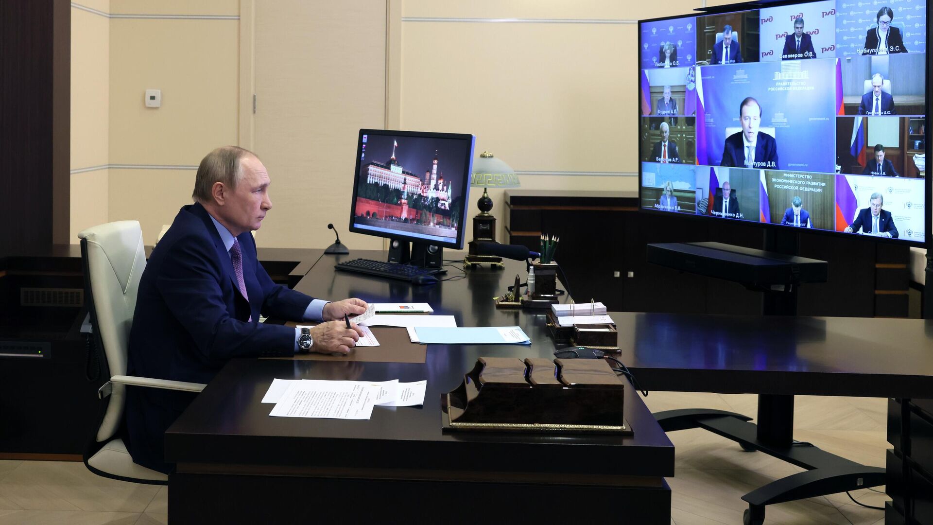 Президент России Владимир Путин проводит в режиме видеоконференции очередное совещание с членами правительства - РИА Новости, 1920, 11.12.2022