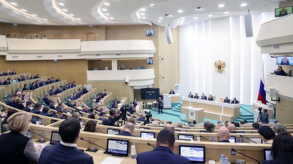 Сенаторы на заседании Совета Федерации России