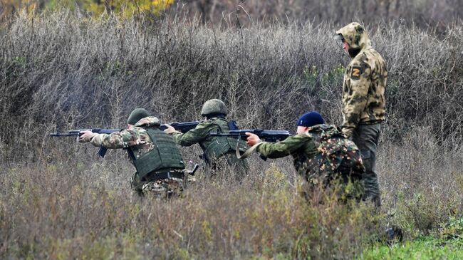 Подготовка призванных в рамках частичной мобилизации на полигоне в ДНР