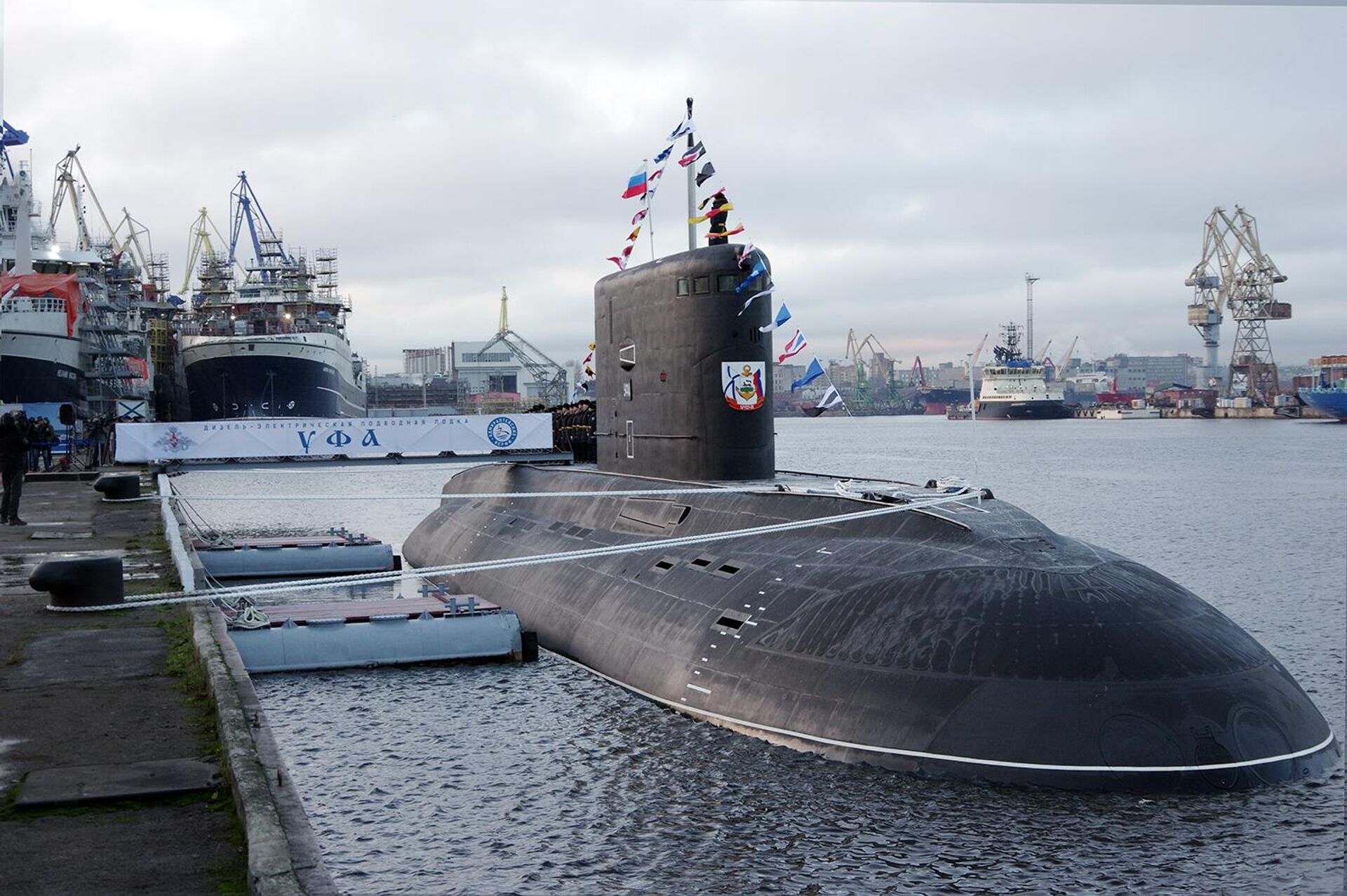 Подводная лодка Уфа во время церемонии поднятия военно-морского флага РФ - РИА Новости, 1920, 29.12.2022