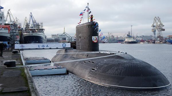 Подводная лодка Уфа во время церемонии поднятия военно-морского флага РФ
