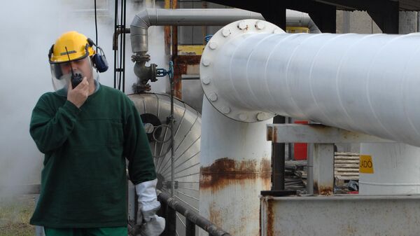 Инженер Венгерской нефтегазовой компании MOL на объекте нефтепровода Дружба