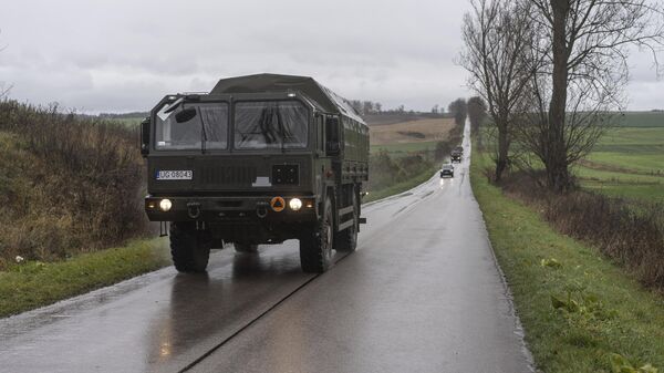 Военный автомобиль на дороге в районе населенного пункта Пшеводув, Польша