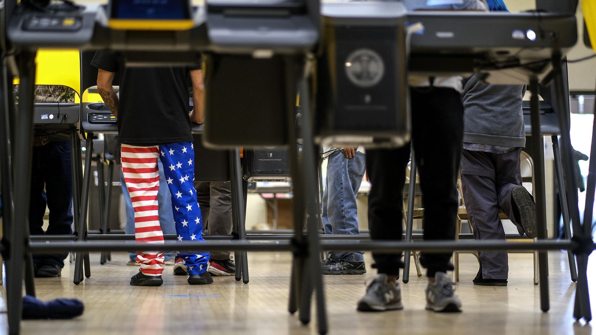 Мужчина в штанах в цвет флага США она избирательном участке в Лос-Анджелесе  - РИА Новости, 1920, 06.12.2022