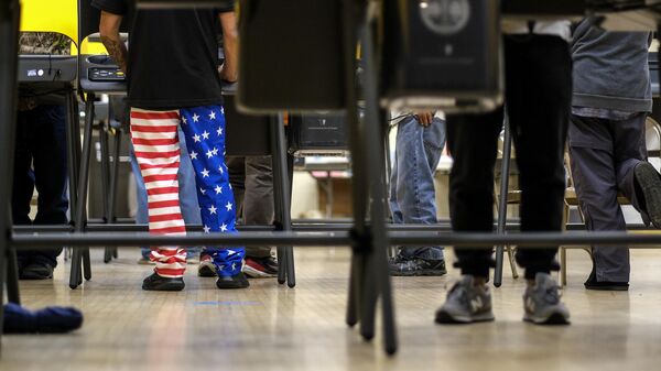 Мужчина в штанах в цветах флага США на избирательном участке в Лос-Анджелесе