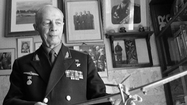 Герой Советского Союза, штурман экипажа Валерия Чкалова Александр Беляков в своем кабинете с моделью самолета АНТ-25