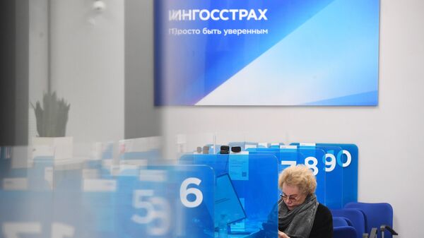 Женщина в офисе страховой компании Ингосстрах в Москве