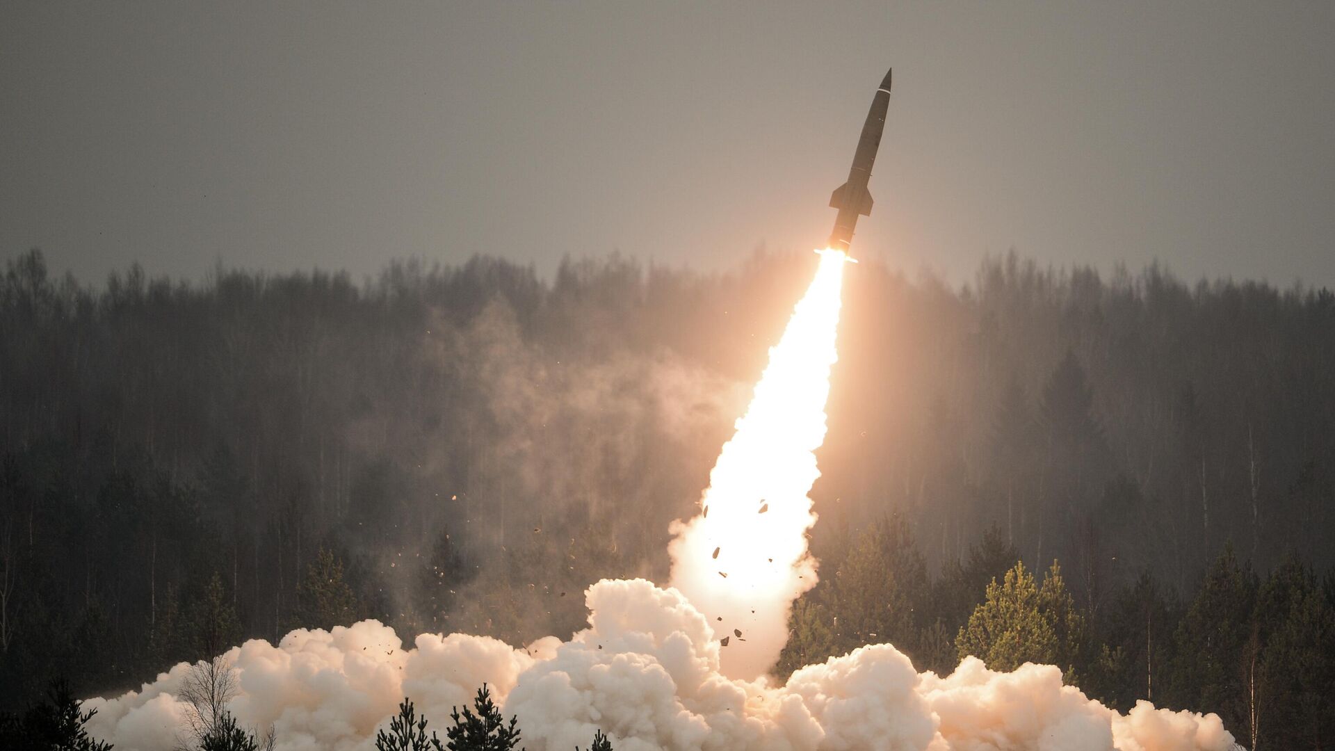 Показательный пуск ракеты из тактического комплекса Точка-У на полигоне Луга в Ленинградской области в День ракетных войск и артиллерии - РИА Новости, 1920, 19.11.2022