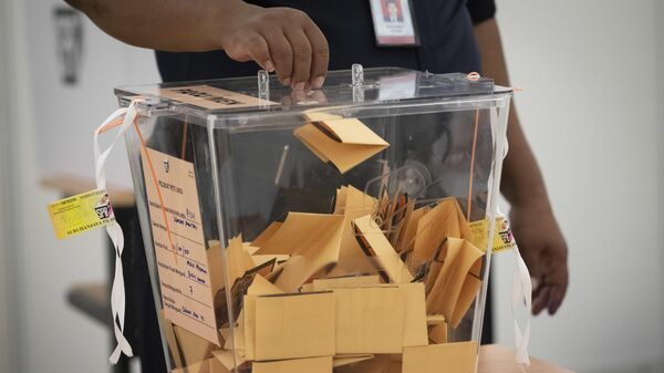Сотрудник полиции Малайзии во время досрочного голосования на всеобщих выборах в Куала-Лумпуре