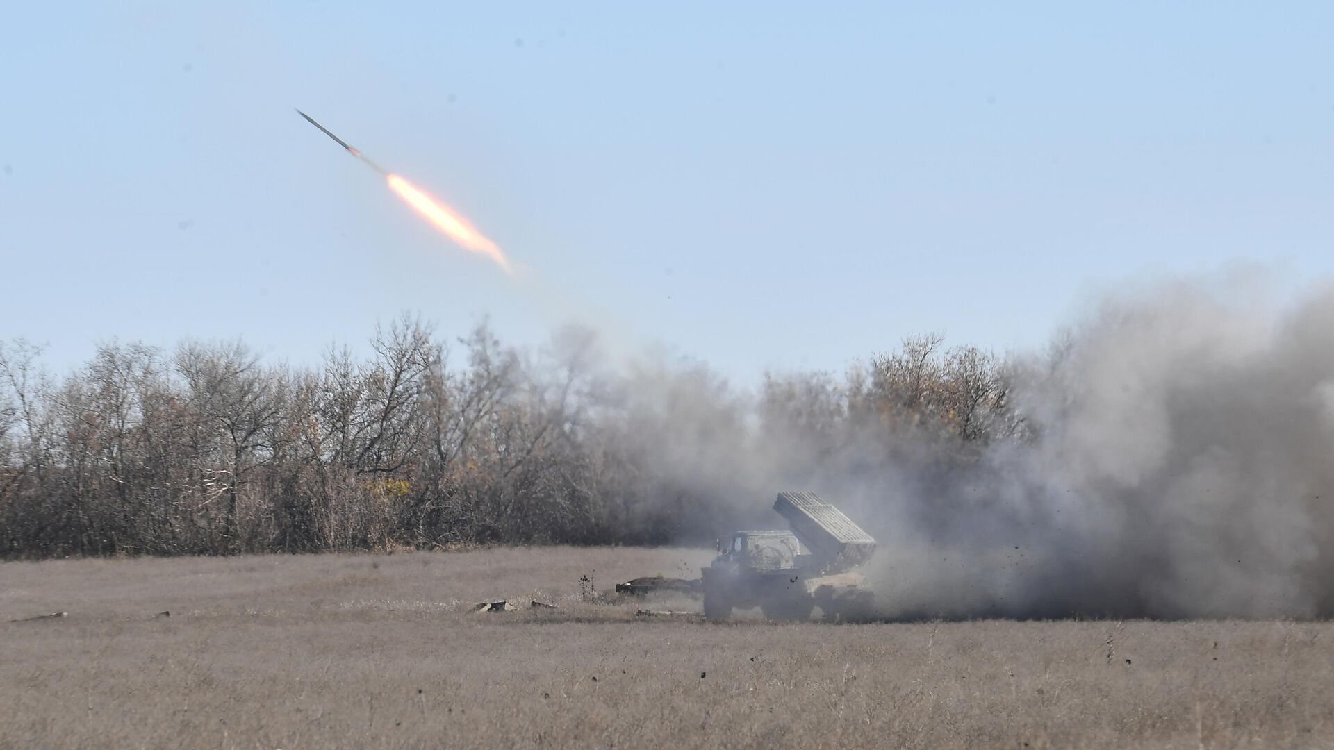 Работа расчета реактивной системы залпового огня БМ-21 Град ЮВО ВС РФ - РИА Новости, 1920, 17.11.2022