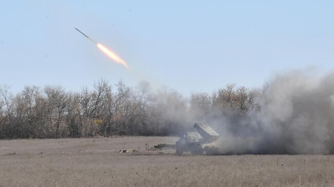 Работа расчета реактивной системы залпового огня БМ-21 Град ЮВО ВС РФ