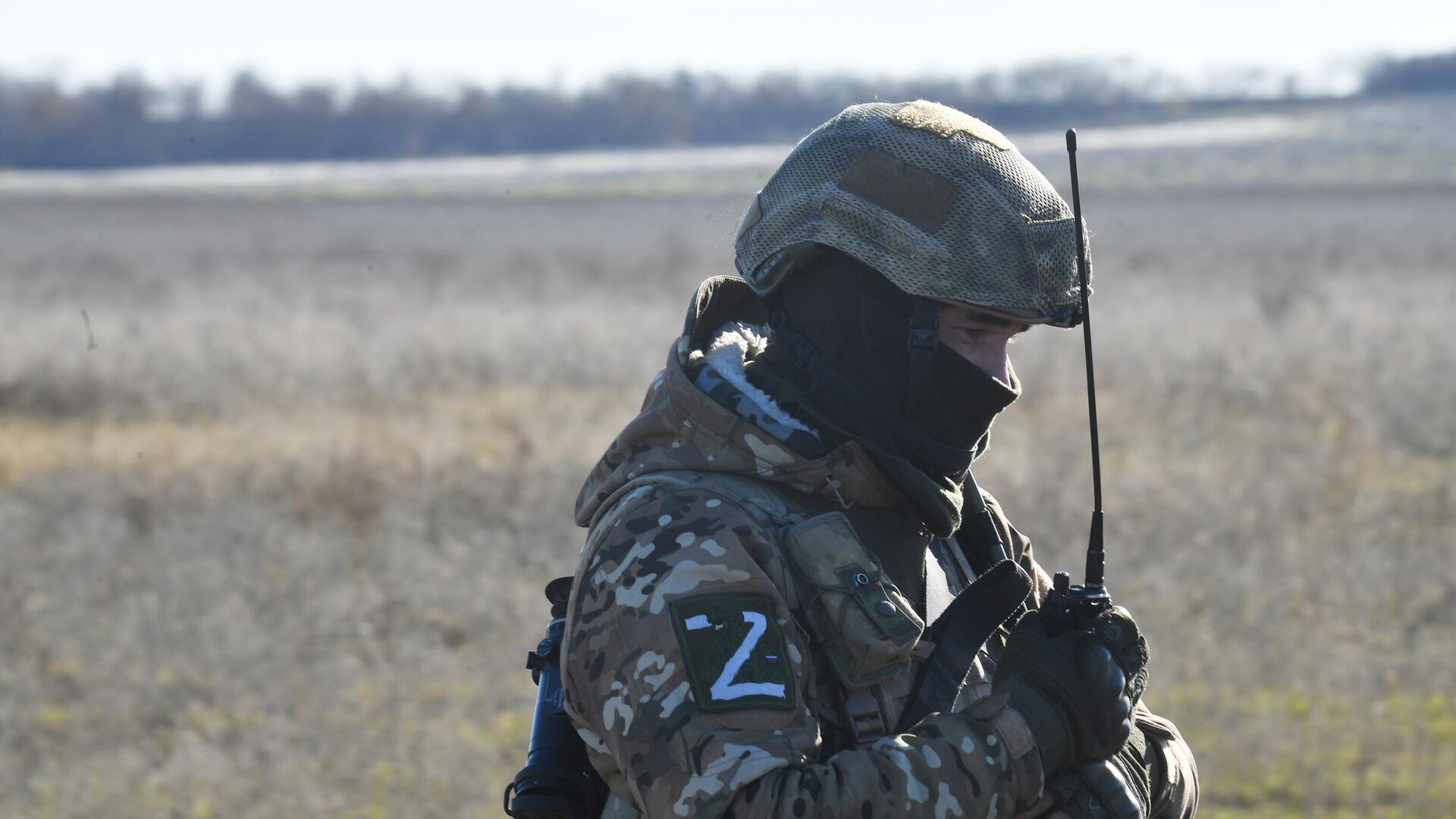 Военнослужащий расчета реактивной системы залпового огня БМ-21 Град ЮВО ВС РФ - РИА Новости, 1920, 22.11.2022