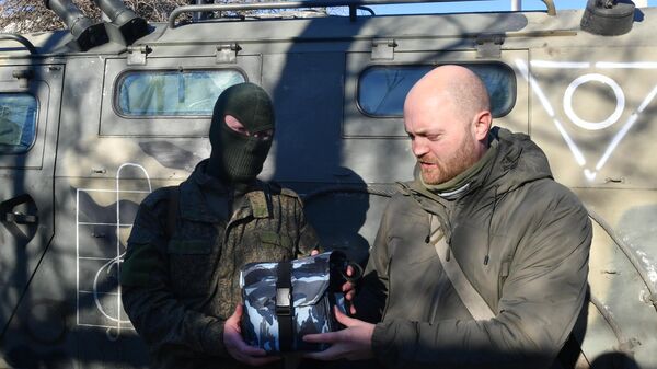 Специальный корреспондент Комсомольской правды Александр Коц передает гуманитарную помощь