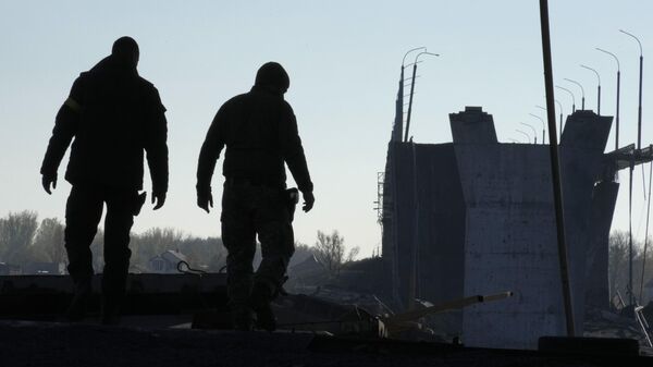 Украинские военные идут по мосту 
