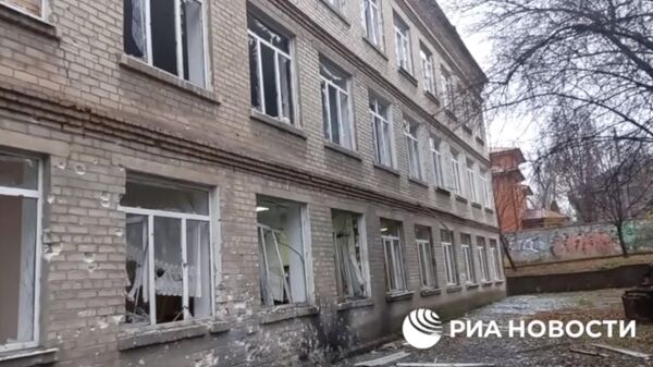 Последствия обстрела школы в Донецке со стороны ВСУ. Кадр из видео