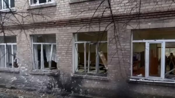 Кадры с места обстрела школы в Донецке