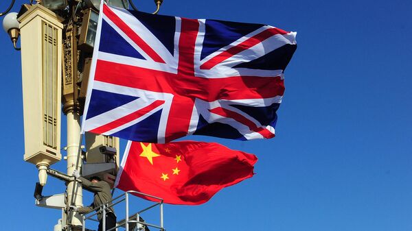 Флаги Великобритании и Китая в Пекине