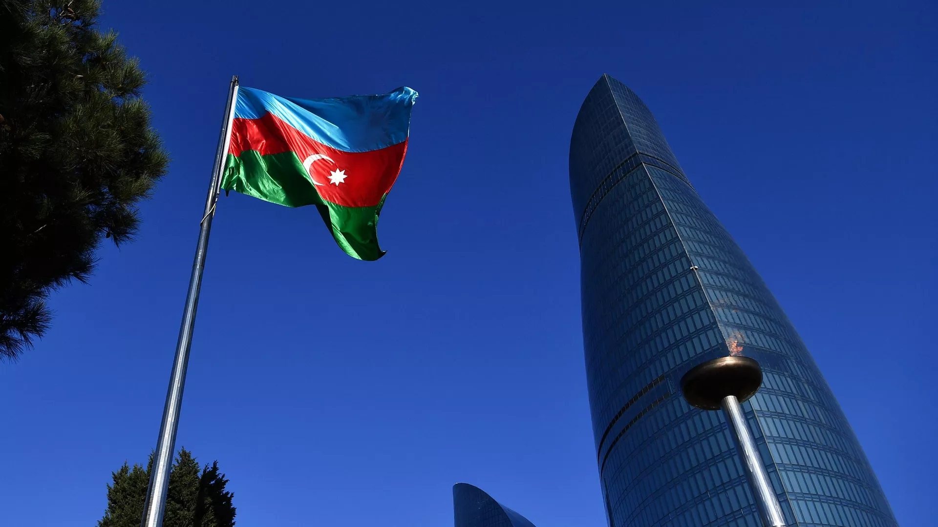 Флаг Азербайджана на фоне комплекса Пламенные башни в Баку - РИА Новости, 1920, 06.12.2022