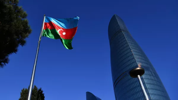 Флаг Азербайджана на фоне комплекса Пламенные башни в Баку