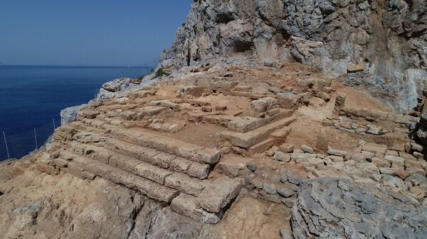 Раскопки в развалинах древнего храма города Фаласарна на западе Крита
