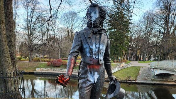 Акт вандализма в отношении памятника поэту Александру Пушкину в центральном парке Риги