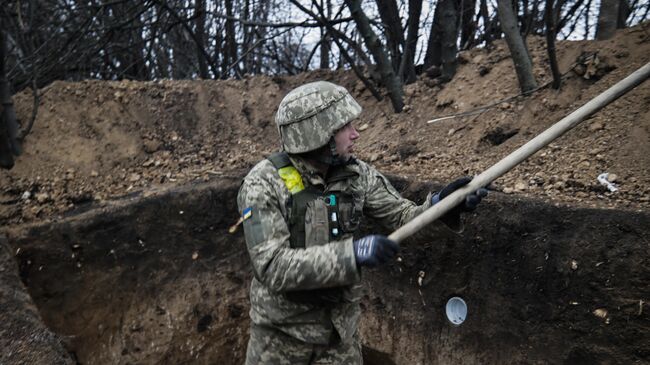 Военнослужащий ВСУ копает траншею