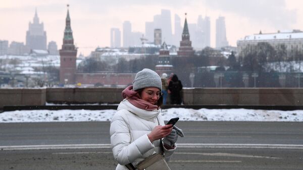 Девушка на Большом Москворецком мосту в Москве