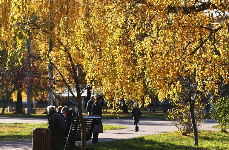 Сквер на Ленинском проспекте в Москве осенью